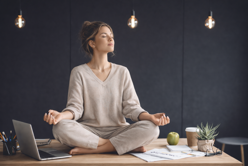 Pessoa em pausa com expressão tranquila, representando mente acelerada e necessidade de espaço mental